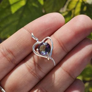 Colgante de piedras preciosas de plata mística 925, encanto de corazón de estilo religioso ligero para niños, brillante y ligero - Product Image 1