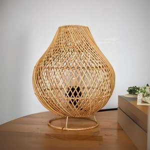 Lámpara de mesa de ratán tejida a mano lista para enviar con luz suave y cálida para espacios bohemios y minimalistas - Product Image 1