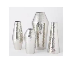 Jarrones de metal elegantes para salas de estar contemporáneas Jarrones metálicos elegantes duraderos hechos a mano para Decoración - Product Image 1