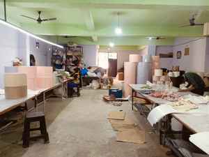 โคมไฟทรงสี่เหลี่ยมผืนผ้าทรงเรียว ผ้าฝ้ายลินินเนื้อสัมผัสพิเศษ งานปักมือสุดหรู สำหรับตกแต่งบ้านและรีสอร์ท - Product Image 5