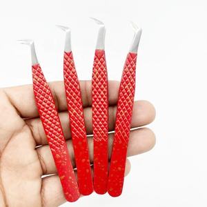 คีมหนีบขนตาสแตนเลสสีแดงเคลือบด้วยผงออกแบบโลโก้ได้ตามต้องการมีเพชรแหลมสีทองประกายออกแบบอย่างยั่งยืน - Product Image 2