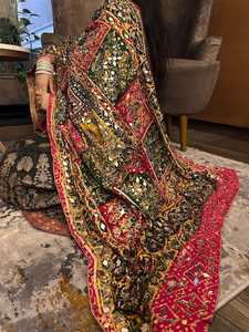 Nuevo Lanzamiento, Dupatta de Seda Hecha a Mano por Diseñadores, Borde de Encaje Dorado, Patrón Floral, Trabajo de Espejo, Estilo Étnico Multicolor, Chal de Chinon - Product Image 3