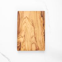 Planche à découper artisanale en bois d'olivier doré personnalisée ArtisRaw avec carte de recettes - Souvenir gravé sur mesure, style méditerranéen