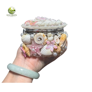 Boîte de rangement artisanale pour bijoux en coquillages, artisanat de coquillages, étui avec perle et papillon, souvenir côtier - Product Image 1