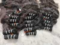 Mèches indiennes naturelles bouclées Extensions de cheveux humains vierges non transformés Prix usine Cheveux indiens bruts à cuticule alignée Vendeur en gros