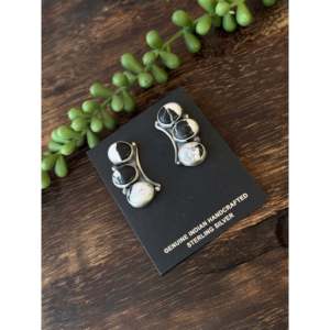 Boucles d'oreilles clous géométriques en argent sterling et buffle blanc, fabrication Navajo, sertissage clos, à tige - Product Image 3