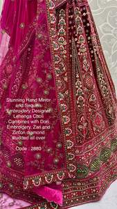 Vêtements de mariage en velours avec paillettes et fil Zari Travail Lehenga Choli Fabricant de Surat au prix de gros - Product Image 4