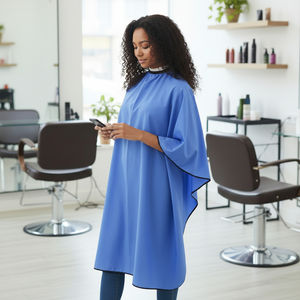 Tablier de Coiffure Personnalisé Cousu Main Écologique pour Salon de Coiffure 100% Polyester Imperméable Réglable - Product Image 1