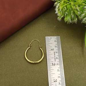 Boucles d'oreilles créoles classiques dorées et argentées, grandes créoles texturées, boucles d'oreilles tendance pour femmes - Product Image 4