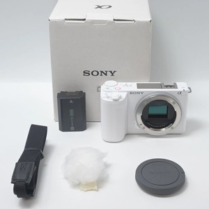 Cámara Sony Alpha ZVE10 /ZV-E10 II sin espejo, nueva y asequible, para creadores de contenido, con sensor APS-C de 24.2MP-26MP y grabación de video 4K - Product Image 1