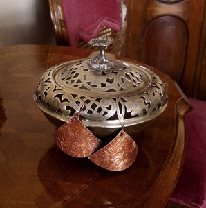 Boucles d'oreilles en cuivre martelé pour femmes et filles Design unique et classique avec placage à l'or Fabriquées à la main dans différentes formes - Product Image 3