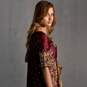 Salwar kameez de seda de alta calidad con bordado intenso en la parte superior e inferior, con dupatta, estilo boutique para la temporada festiva. - Product Image 4
