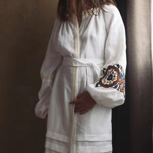 Venta al por mayor bohemio vintage mexicano algodón bordado vestido para mujer manga larga estilo caliente con encaje decoración botón tamaño 6XL - Product Image 1