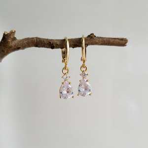 Boucles d'oreilles clous en zircon blanc en forme de larme, argent 925, plaqué or coloré, bijoux floraux délicats et mignons, cadeau de fête pour elle - Product Image 1