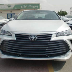 2022 pour XLE 4x4 Berline d'occasion Essence Automatique Régulateur de vitesse adaptatif Sièges en cuir Transmission intégrale Feux LED Caméra 360° 4 places - Product Image 1