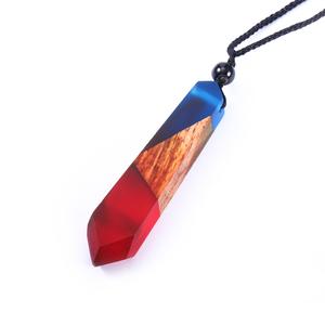 Collier à breloques pour femmes avec superbe design personnalisé Pendentif en bois de résine de style classique Collier en résine coloré Bijoux - Product Image 1