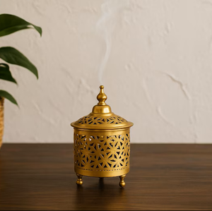 Quemador de incienso de luna creciente de latón antiguo con diseño de recorte adornado y motivos florales para decoración de Eid y Ramadán - Product Image 2