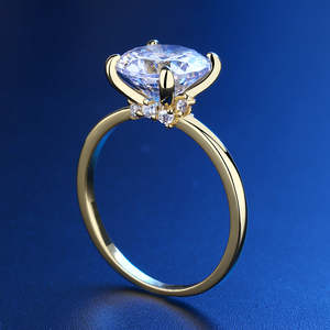 Anello in Argento Sterling Placcato Oro 14K con Moissanite Simulata Taglio Brillante 4.00 CTTW, Splendidi Anelli con Diamanti Simulati - Product Image 6