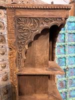Armoire de cuisine vintage en bois massif, sculptée à la main, avec des portes à motifs complexes