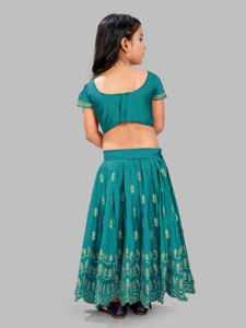 ชุดเลเฮนกาโชลีผ้าไหมสำหรับเด็กผู้หญิง แบรนด์ Shoryam แฟชั่นแบบดั้งเดิม ยาวคลุมเท้า ทรงปกติ สีเขียวรามา ปักลาย สำหรับงานปาร์ตี้ - Product Image 6