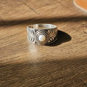 แหวนพลอยสีเงินประดับมุกหรูหราและมีสไตล์ทันสมัยสำหรับงานแต่งงานและงานครบรอบ - Product Image 4