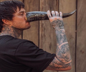 Corne à boire en laiton Viking Antique sculptée corne de buffle naturelle polie sculptée corne à boire Antique par f s i - Product Image 1