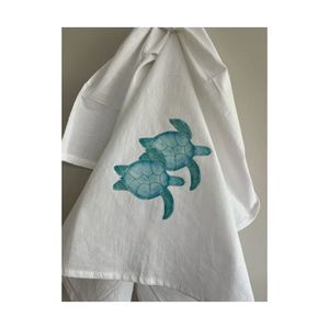 Serviette de cuisine en coton brodée de tortues avec des motifs frais et un grammage moyen, conçue pour les magasins de détail saisonniers et les acheteurs de style de vie - Product Image 2