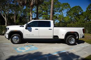 GMMCC Sierra 3500HD Denali Ultimate Crew Cab 4x4 2024, Gasolina, Bajo Kilometraje - Product Image 2