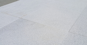 Muestras pequeñas de mármol blanco de Carrara arenado antideslizante de 20x20 cm para pavimentos de jardín, interiores, exteriores, alrededor de piscinas y entradas de vehículos, fabricado en Turquía. - Product Image 4
