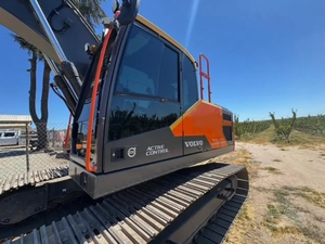 Oferta de subasta de primera categoría para excavadora de cadenas EC220EL 2022 con peso operativo de 55,000 lb y pulgar hidráulico - Product Image 2