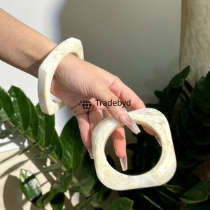 Bracelet en résine de luxe pour femme Cadeau de fête et de mariage parfait par Tradebyd - Product Image 3