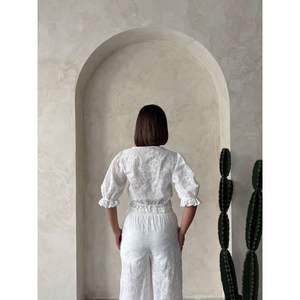 Blusas y Camisas para Mujer - Color Crema, Venta al Por Mayor, con Detalle de Encaje Bordado - Product Image 1