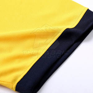 Maillot et short de football légers avec technologie de séchage rapide, tissu en maille respirant, idéal pour les temps chauds et les matchs intenses - Product Image 5