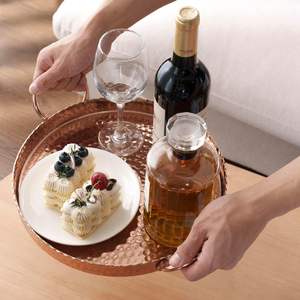 Plateau de présentation rond en métal ton cuivre avec un design martelé artisanal, élégant plateau de service décoratif pour la maison et les événements - Product Image 4