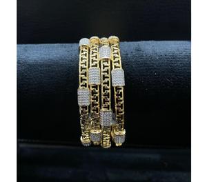 Glamorosas Pulseras de Latón Chapado en Oro de Primera Calidad con Piedras de Circonia Cúbica, Juego de Cuatro, Colección para Bodas y Fiestas, para Mujer - Product Image 1