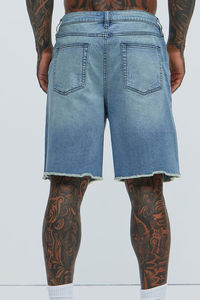 Short en jean bleu clair vieilli pour homme avec ourlet brut et coupe décontractée Short streetwear élégant et personnalisé pour l'été - Product Image 5