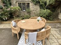 Table de jardin ronde Rayna en teck massif de haute qualité avec 3 bancs, écologique, imperméable et résistante aux intempéries