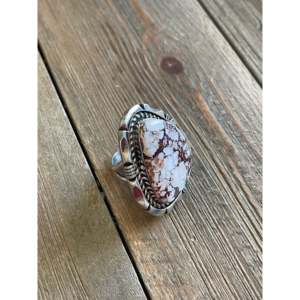 Bague en argent sterling faite à la main par Eddie Secatero, motif cheval sauvage et pierre naturelle sertie en clos, taille 9, pour usage quotidien - Product Image 3