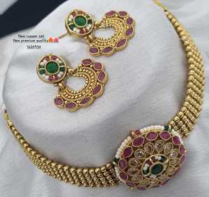 ENSEMBLE DE BIJOUX INDIENS TRADITIONNELS ET À LA MODE EN CUIVRE ENSEMBLE DE BIJOUX DE MARIAGE POUR FEMMES BOUCLES D'OREILLES ET COLLIER - Product Image 1