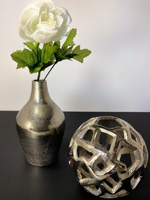 Lot de sculptures décoratives contemporaines en métal argenté, ensemble d'orbites et de vases, pour une présentation élégante sur table de salon, direct usine