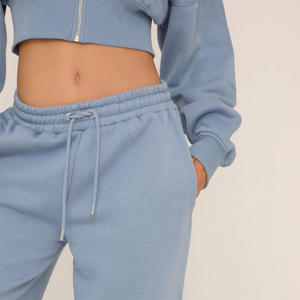 Chándal recortado personalizado para mujer, traje de dos piezas con estampado de logotipo, chándal cómodo y elegante para entrenamiento y descanso - Product Image 2