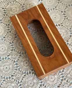 Distributeur de mouchoirs en bois fabriqués à la main - Product Image 2