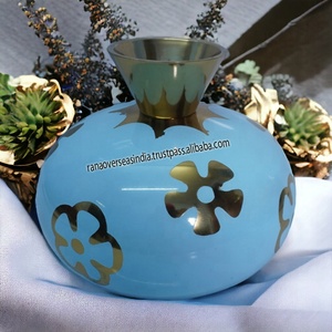 Jarrón de brotes de aluminio y metal decorativo para mesa moderna para interiores de casa con patrón floral al mejor precio del proveedor - Product Image 2