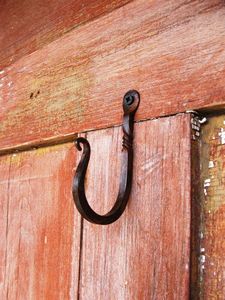 Gancho de pared de hierro fundido antiguo grande con diseño rústico de granja perfecto para organizar abrigos y accesorios pesados - Product Image 5