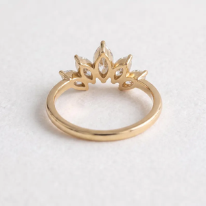 Bague de fiançailles en diamant synthétique taille marquise couleur F clarté VVS2 de 2,00 carats certifiée IGI, en or 10 carats, avec cinq pierres de diamant - Product Image 2