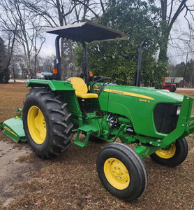 Tracteur John Deeree 5045D disponible pour les travaux agricoles conception robuste meilleure performance en terrain accidenté construction solide - Product Image 4
