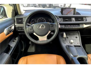 2024 Premium CT200h Hybride Style Japonais, Berline à hayon, Conduite à gauche, Moteur automatique 4L, Sièges en cuir et Caméra de recul - Product Image 5