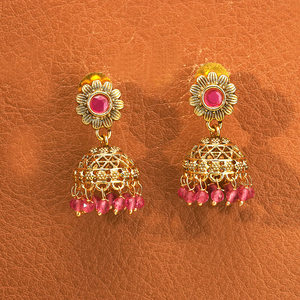 Jhumki delicado antiguo con chapado en oro disponible a un precio razonable para temporadas festivas - Product Image 4