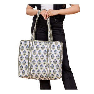 Bolso Tote de Algodón Acolchado con Diseño Floral, Cierre Abierto, Ligero, para Uso Diario, Hecho a Mano para la Temporada de Invierno - Product Image 1