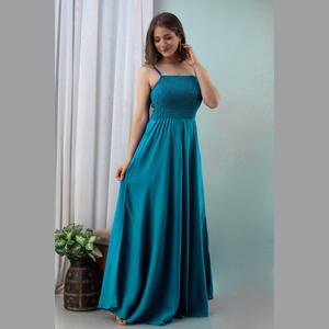 Vestido de fiesta azul cielo de satén estilo imperio con lentejuelas, pedrería y abertura - Product Image 3